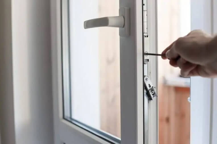 műanyag ablak beállítása házilag