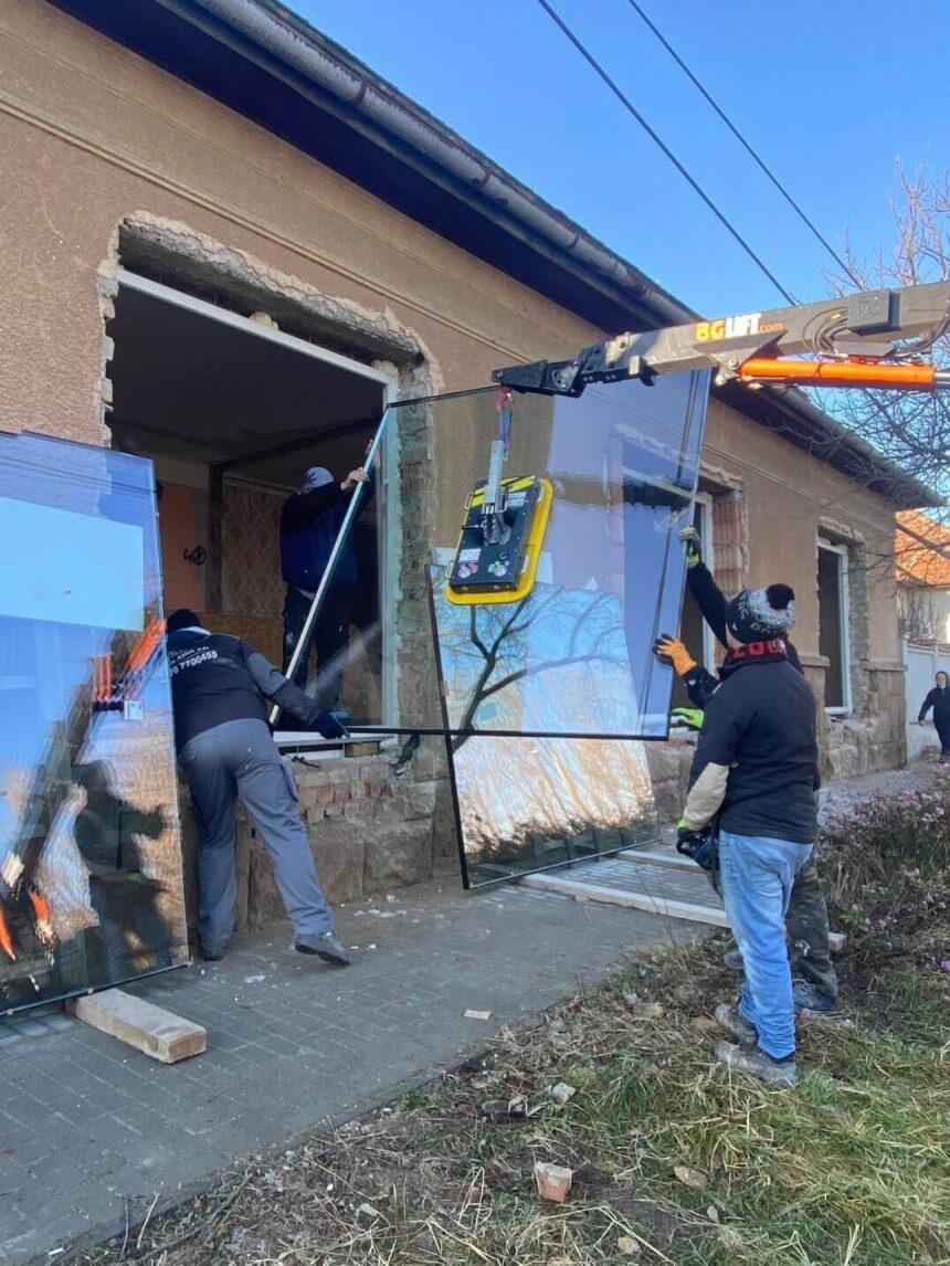 műanyag ablak beépítése daruval